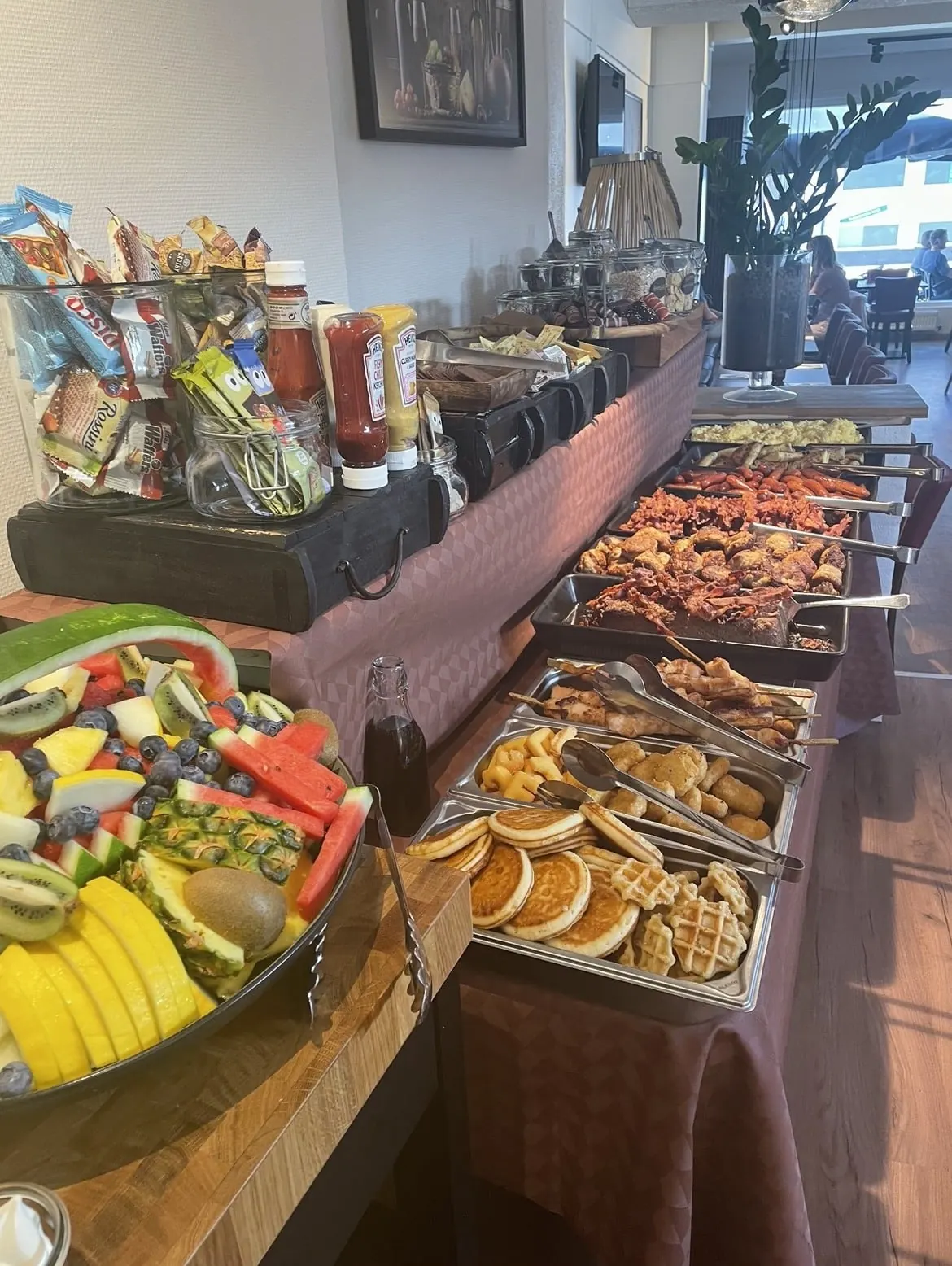 Brunchbuffeten med frugt, pålæg, kager og lune retter