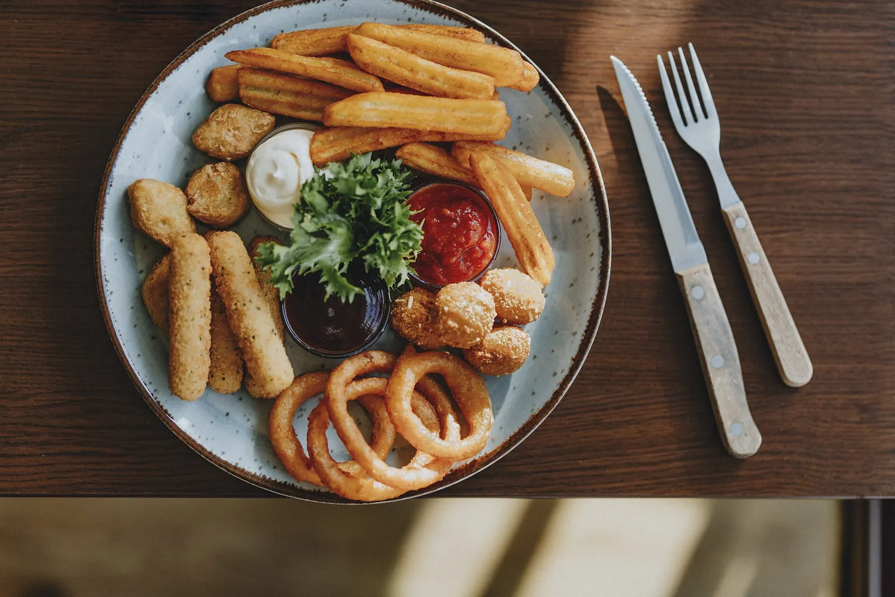 Hyggetallerken med friterede fingersnacks og dip