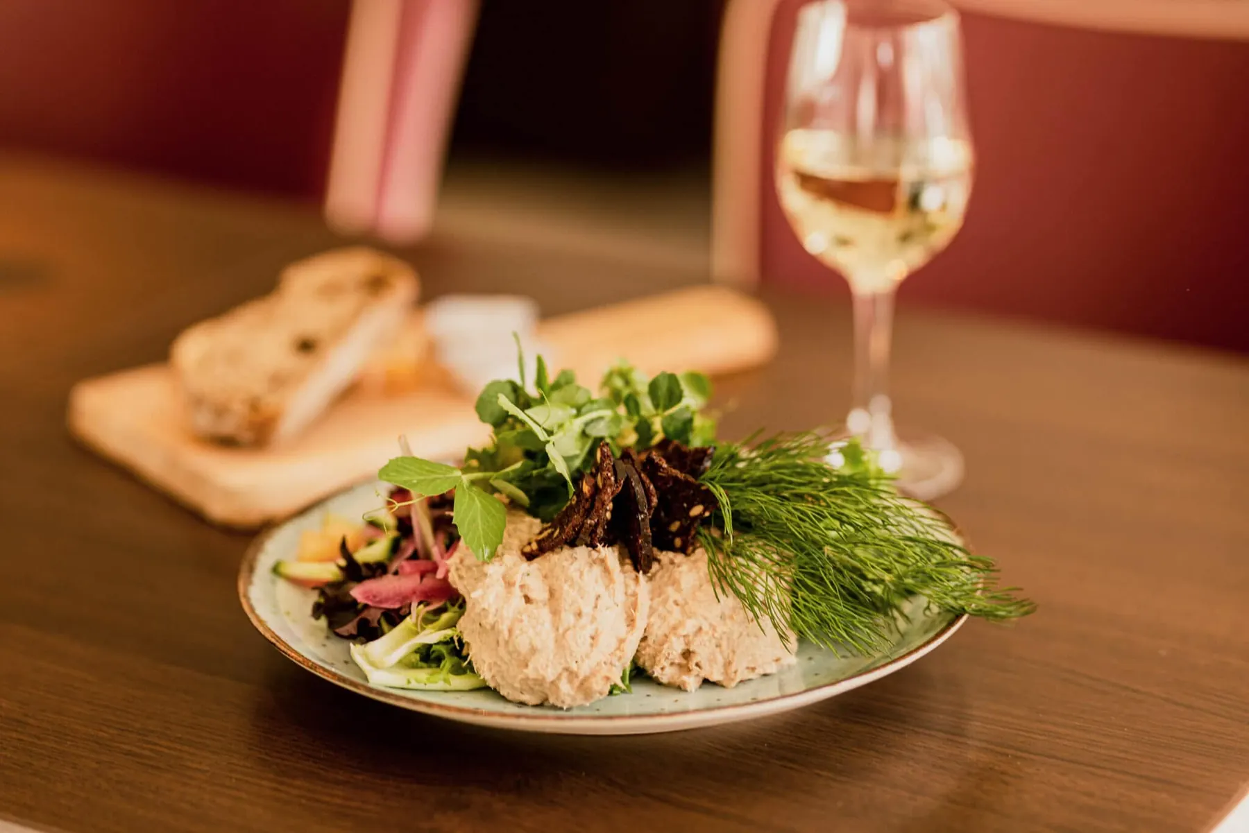 Tunmousse på sprød salat med brød